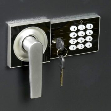 Coffre-fort anti-effraction HES XL 90 avec serrure à clé et clavier numérique.