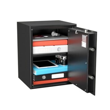 Petit coffre-fort anti-effraction HT 60 ouvert, contenant des documents, une tablette, un appareil photo et une montre.