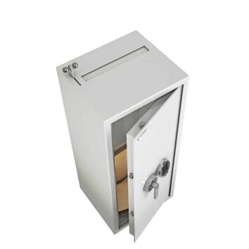 Coffre-fort de dépôt SE 902 blanc avec fente de dépôt, porte ouverte montrant l'intérieur sécurisé.