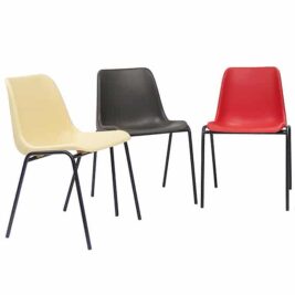 Chaises coque visiteur en plastique, couleurs beige, noir et rouge, avec pieds en métal noir.