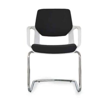 Chaise visiteur PRO SATELLITet avec structure luge, assise noire et accoudoirs blancs, design moderne.