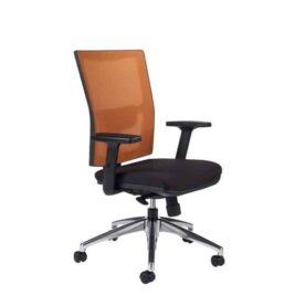 Siège de bureau opérateur QUARTZ avec dossier en maille orange et assise noire, accoudoirs réglables, piètement en métal chromé à roulettes.