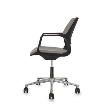 Chaise visiteur PRO SATELLITet avec accoudoirs noirs et base à roulettes en métal, vue de profil.