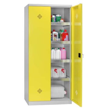 Armoire haute de sécurité ASURE pour produits dangereux, jaune, avec étagères contenant divers bidons.