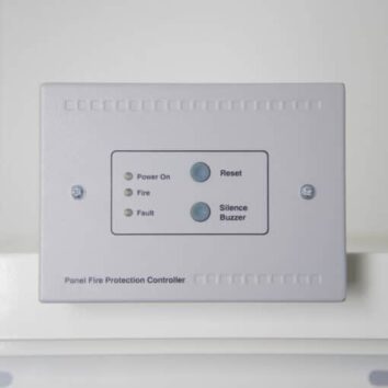 Boîtier de contrôle de protection incendie pour armoire de sécurité batterie lithium, avec boutons et voyants.