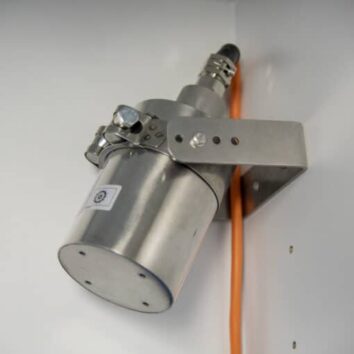 Extincteur performant monté dans une armoire de sécurité pour le stockage de batterie lithium, Trionyx.