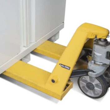 Chariot jaune déplaçant une armoire de sécurité pour le stockage de batterie lithium, équipé d'un extincteur.