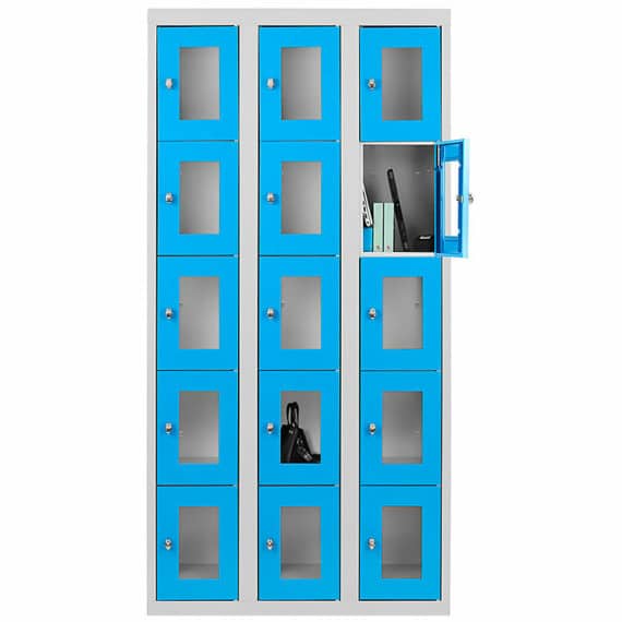 Vestiaire multicases avec 15 casiers bleus en plexiglass, porte ouverte montrant des objets rangés.