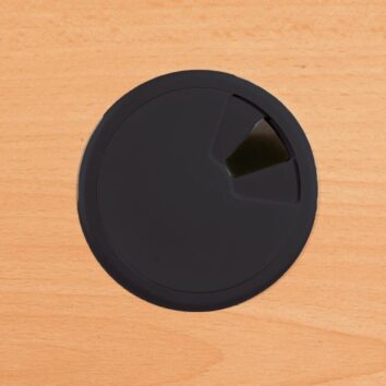Obturateur passe-câbles rond en carbone, anthracite, intégré dans une surface en bois clair.