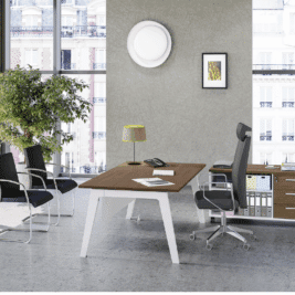 Bureau manager de la gamme Stelenco en bois de noyer et blanc, avec chaises noires et lampadaire, vue urbaine.