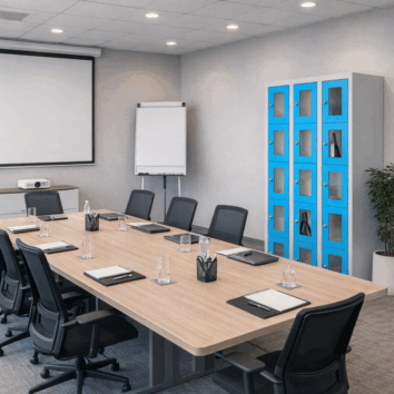 Vestiaire multicases avec 15 casiers bleus en plexiglass, porte ouverte montrant des objets rangés.