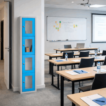 Vestiaire multicases bleu à 4 casiers avec portes en plexiglass, idéal pour le rangement sécurisé.