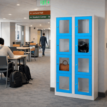 Vestiaire multicases bleu avec 8 casiers en plexiglass, un casier ouvert contenant un casque et un sac.