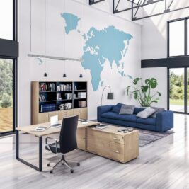 Bureau moderne Urbanova avec meubles en bois clair, étagères remplies de livres, canapé bleu et plante verte.