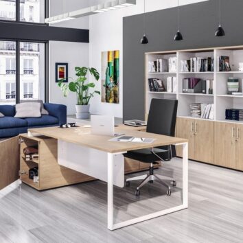 Bureau moderne de la gamme Urbanova avec rangements, canapé bleu et étagère, dans un espace lumineux et élégant.