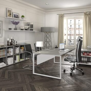 Bureau manager de la gamme Urbanova avec mobilier moderne, étagères et grandes fenêtres.