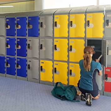 Casier en polyéthylène TOPP, H.91 cm, disponible en plusieurs coloris, avec charnières ultra résistantes.