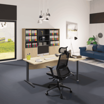 Bureau d'angle en bois clair, gamme Idreale, avec chaise ergonomique, étagères colorées et déco moderne.