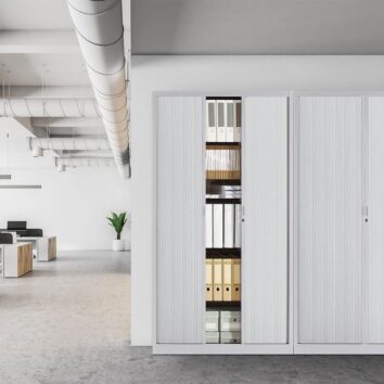 Armoire rideaux blanche Série A ECO, idéale pour archives et dossiers suspendus, H100 L120, dans un bureau moderne.