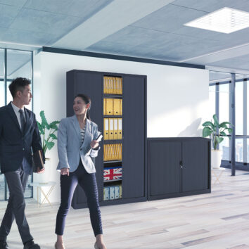 Armoire à rideaux noire Série A ECO H198 L120, pour archives et dossiers suspendus, dans un bureau moderne.