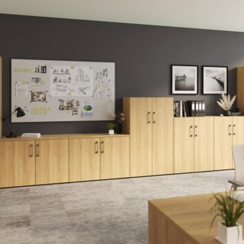 Armoire haute en bois monobloc, H198 L100, dans un bureau moderne avec un tableau d'affichage et des éléments de décoration.