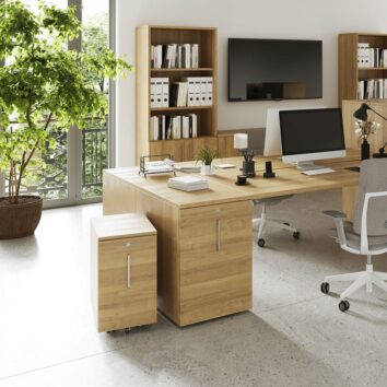 Caisson Tower en bois H73 dans un bureau moderne avec mobilier assorti et plantes vertes.