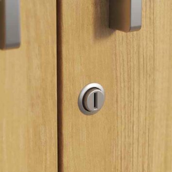 Armoire haute en bois avec serrure intégrée sur porte monobloc. Dimensions : H198 L100.