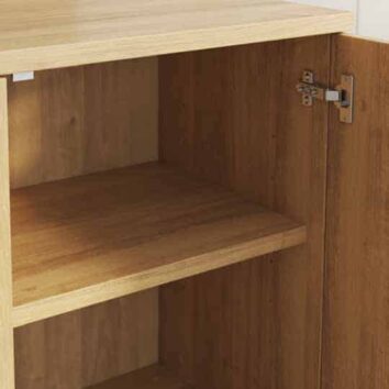 Armoire haute en bois monobloc avec tablette en mélaminé, ouverte pour montrer l'intérieur et les charnières.