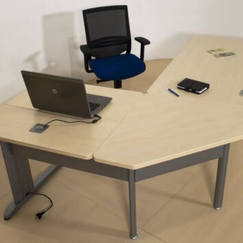 Bureau en angle avec retour, chaise ergonomique, ordinateur portable et fournitures sur le bureau.