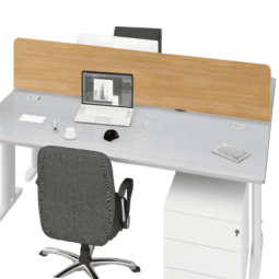 Ecran Separation Ligne Plus Bureau avec écran de séparation en bois, chaise grise et ordinateur portable sur le bureau.