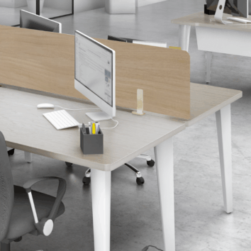 Écran de séparation en bois L.120 avec double pince sur un bureau moderne en open space.