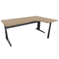 Bureau d'angle asymétrique en bois clair de la gamme Ligne Plus, avec pieds métalliques noirs.