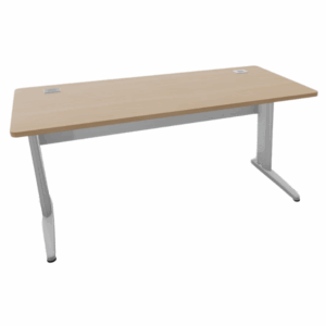 Bureau droit de la gamme Ligne PLUS, dimensions 120x80 cm, avec plateau en bois clair et pieds métalliques modernes.