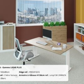 Bureau droit LIGNE PLUS blanc avec plan en chêne naturel, équipé de rangements et chaise ergonomique.