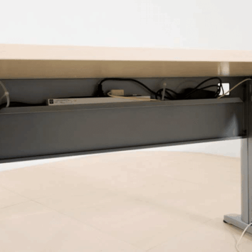 Bureau de la gamme Ligne PLUS avec voile de fond et obturateur, montrant le câblage intégré.
