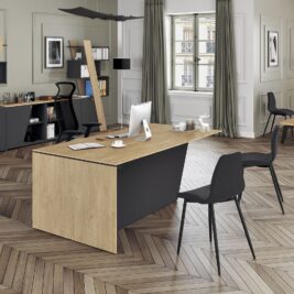 Bureau moderne avec une armoire basse gamme "PyraKhafre" en chêne carbone, H. 76 cm, dans un espace lumineux.
