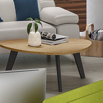 Table basse en forme de galet en bois, avec pieds noirs, décorant un salon moderne avec canapé blanc.