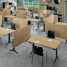 Tables abattantes de la gamme "Versatilis" dans un bureau moderne, offrant flexibilité et fonctionnalité.