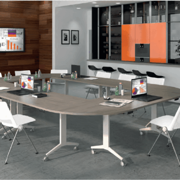 Tables abattantes de la gamme "Versatilis" avec pieds blancs, idéales pour réunions modernes, dans un bureau design.