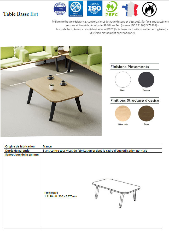 Table basse Ilot en bois clair avec pieds noirs, entourée de canapés verts, idéale pour salon moderne.