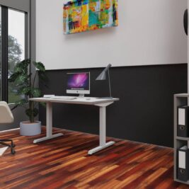 Bureau droit assis-debout électrique blanc perle de 120 cm, avec chaise et écran, dans un espace moderne.