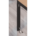 Passe-câbles de bureau magnétique carbone fixé sur un bureau en bois clair, facilitant l'organisation des câbles.