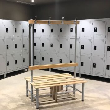 Vestiaire multicases gris 7035, 1 colonne, 3 casiers, monobloc, installé dans une pièce moderne avec banc en bois.