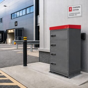 Armoire de charge extérieure pour BATTERIES LITHIUM - 4 compartiments sécurisés avec prises et verrou à code - TRIONYX