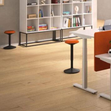Tabouret assis-debout Gamme Élan en situation - espace de travail