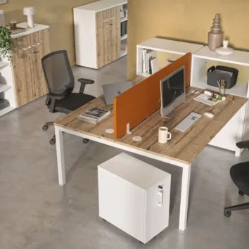 Écran de séparation acoustique de bureau en tissu orange, en situation