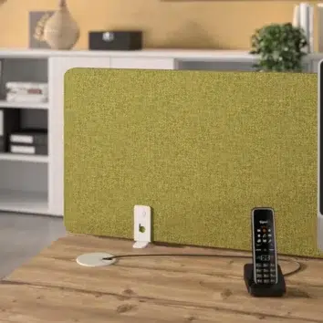 Écran de séparation acoustique de bureau en tissu vert acide, en situation