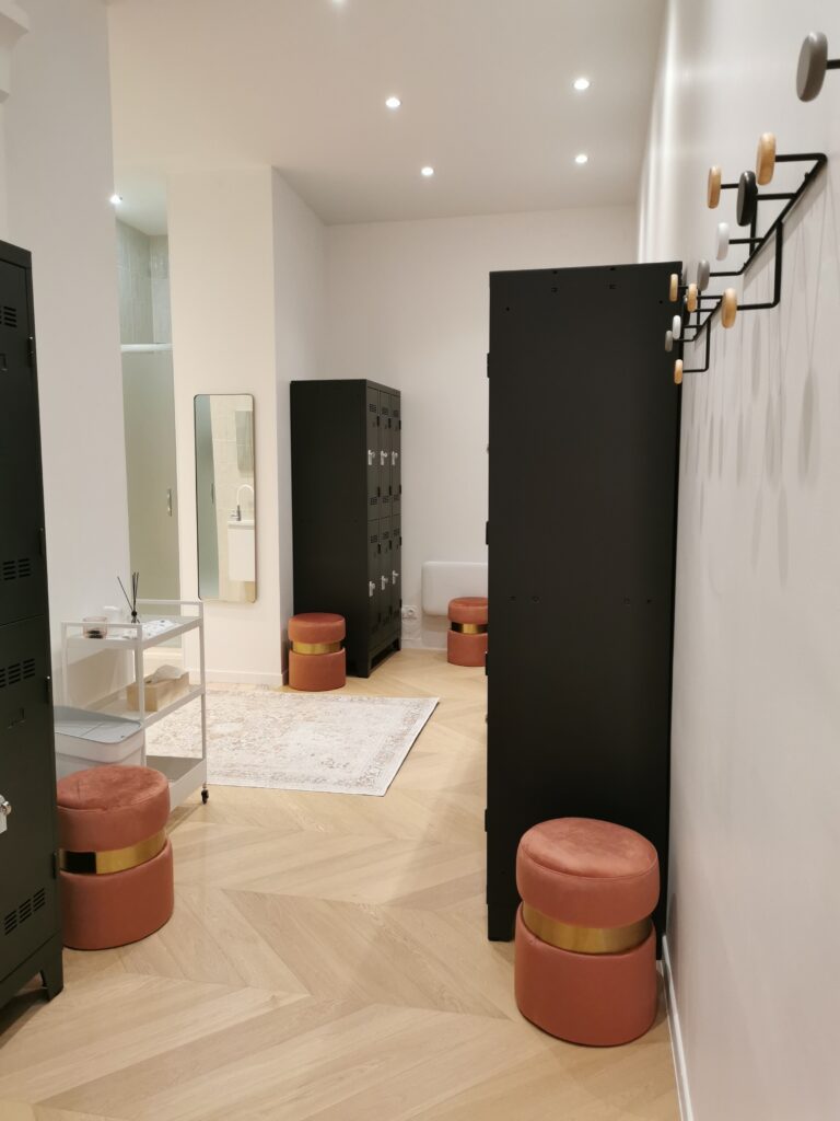 Casiers vestiaires metalliques noirs, miroir et patere dans un espace bien-etre a Paris - ArmoirePLUS